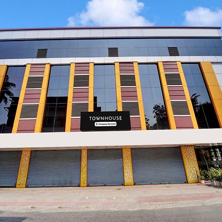 Hotel Super Townhouse Ernakulam North à Kochi Extérieur photo