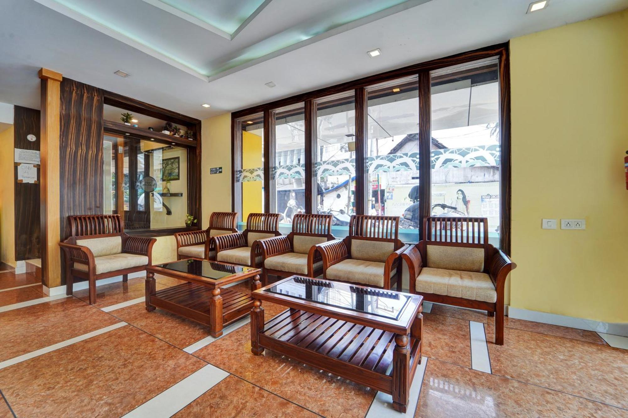 Hotel Super Townhouse Ernakulam North à Kochi Extérieur photo