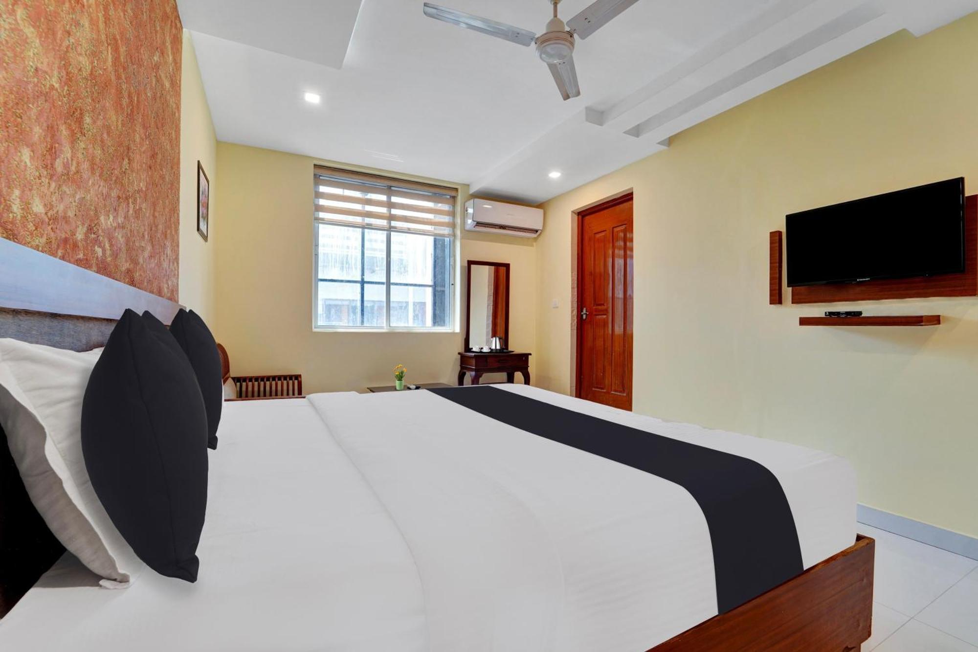 Hotel Super Townhouse Ernakulam North à Kochi Extérieur photo