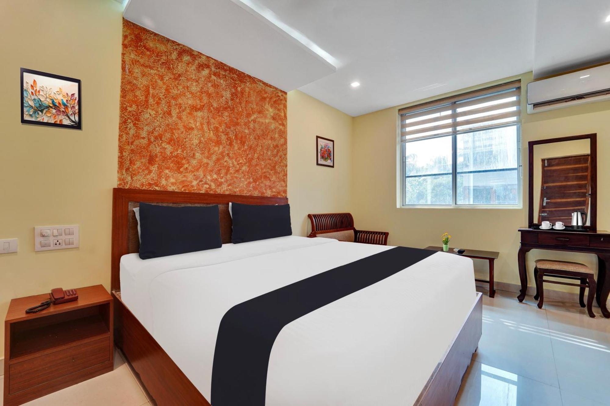Hotel Super Townhouse Ernakulam North à Kochi Extérieur photo
