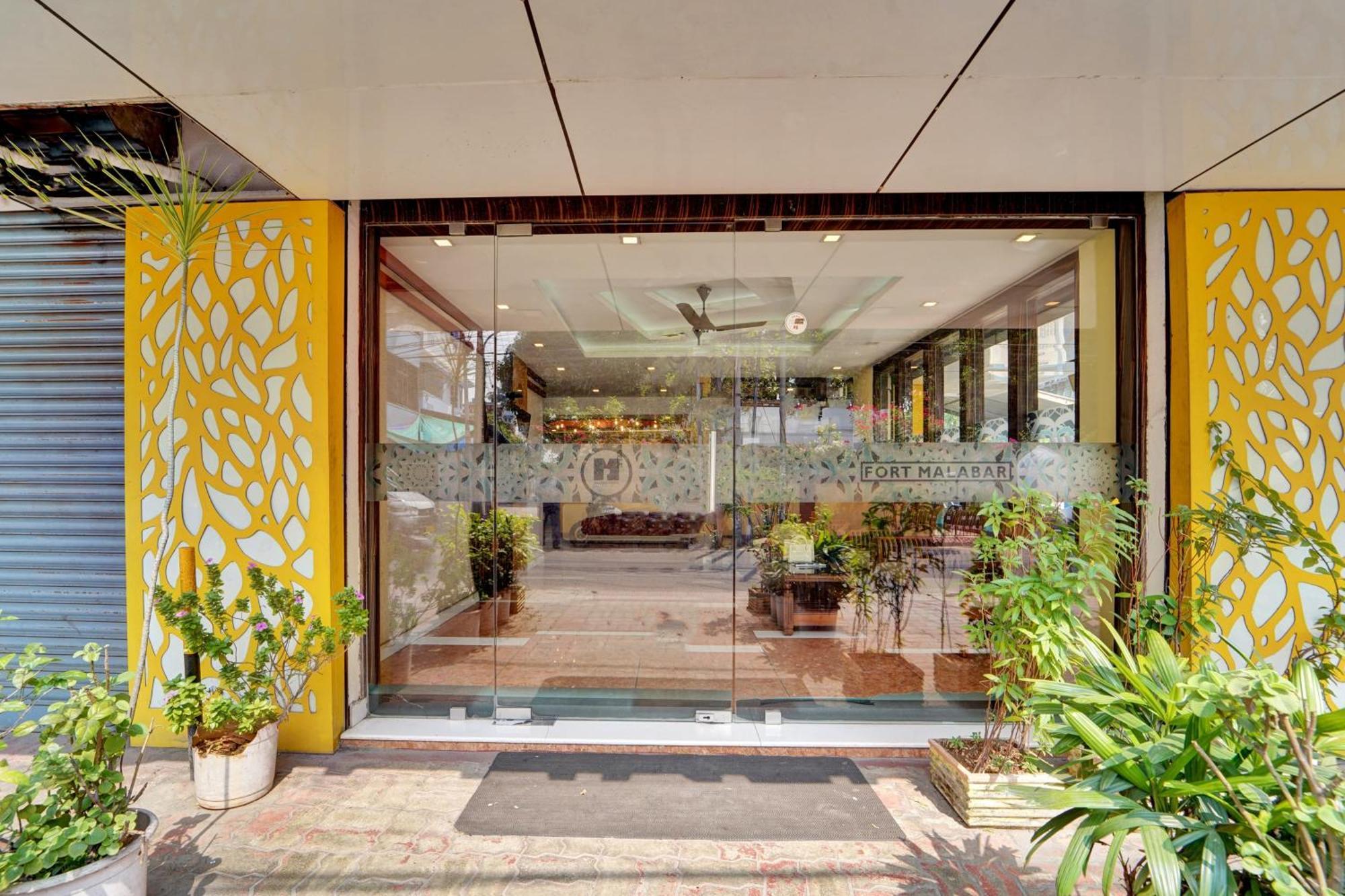 Hotel Super Townhouse Ernakulam North à Kochi Extérieur photo