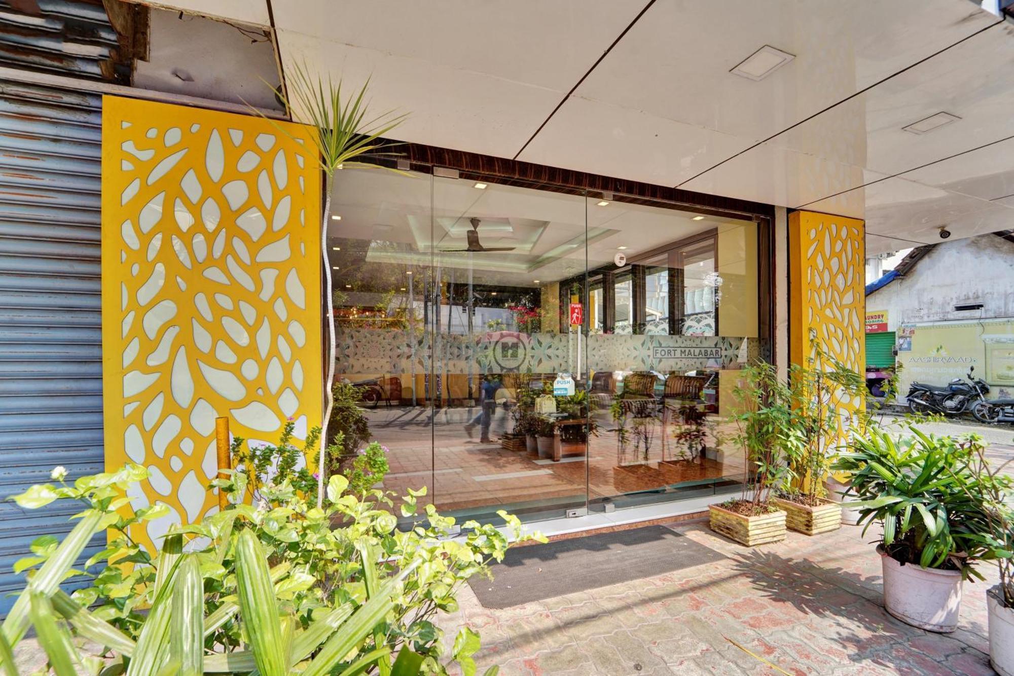 Hotel Super Townhouse Ernakulam North à Kochi Extérieur photo